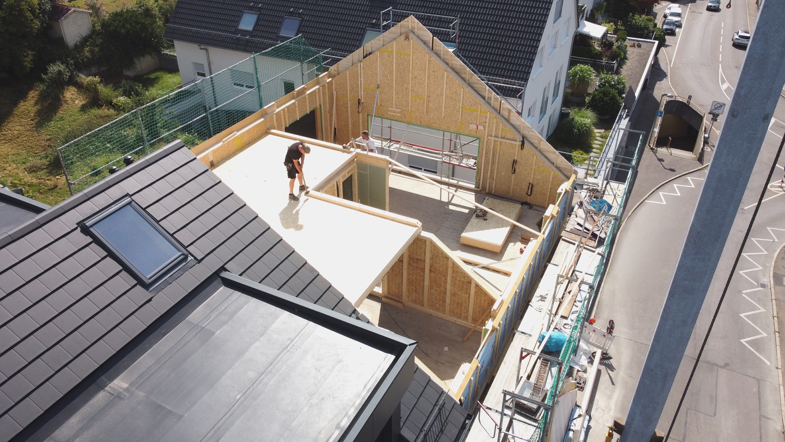 Vorgefertigte Holzelemente bei der Montage