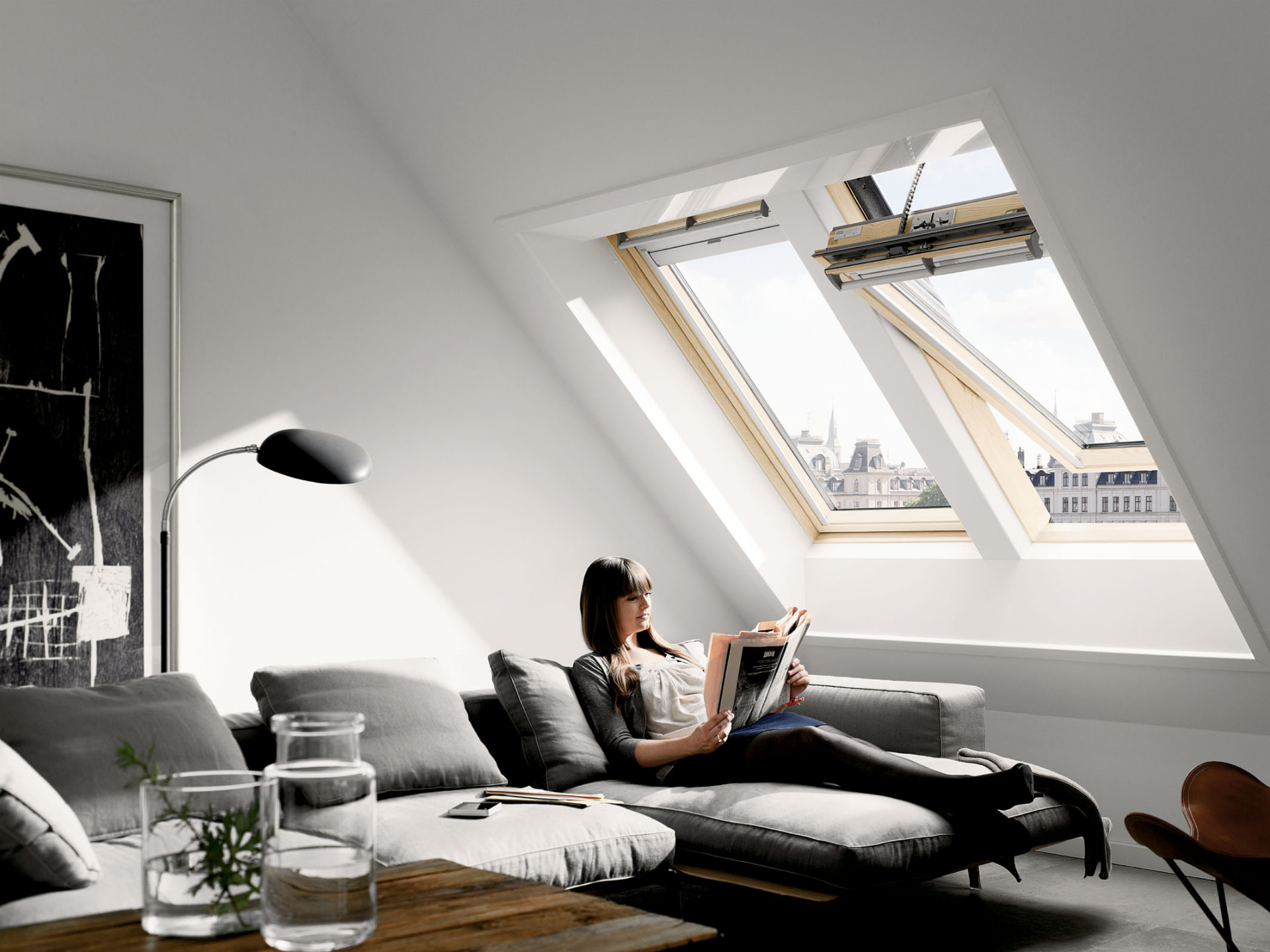 Heller Wohnraum mit Dachfenster